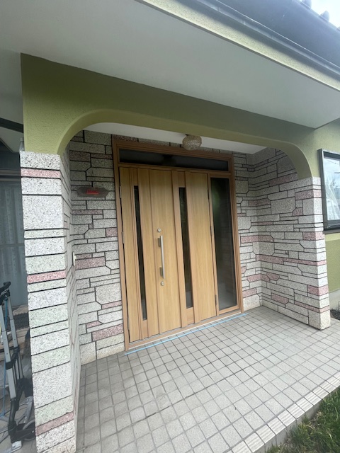 秦野市　玄関リフォーム　新規玄関交換　【カバー工法　壁を壊さず1日で施工】