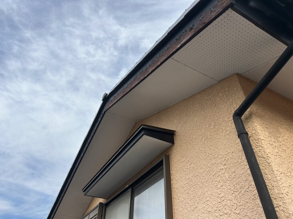 秦野市　屋根軒裏修理　【軒裏材を張り替える】