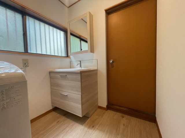 秦野市　洗面化粧台取替　【床の耐力も安心　洗面化粧台グレードアップ交換】