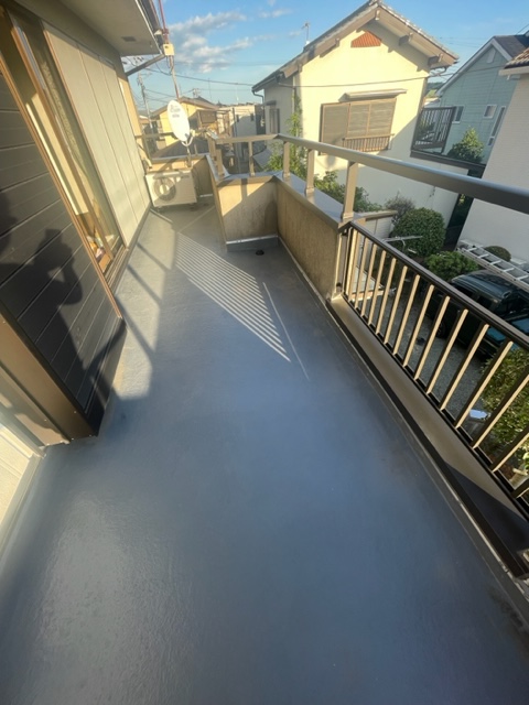 秦野市　雨漏り：バルコニー手摺/笠木交換　【新規バルコニー笠木の交換】
