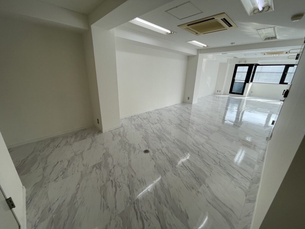 厚木市　店舗床張り替え　【絨毯カーペットからタイルカーペットへ】